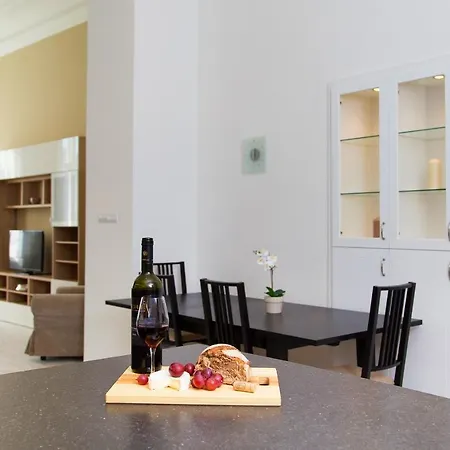 Pelicanstay At Riverside Danube Apartment