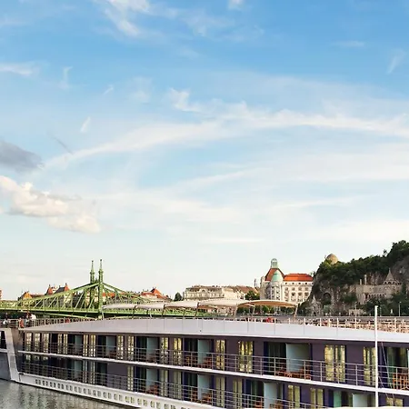 Pelicanstay At Riverside Danube Apartment