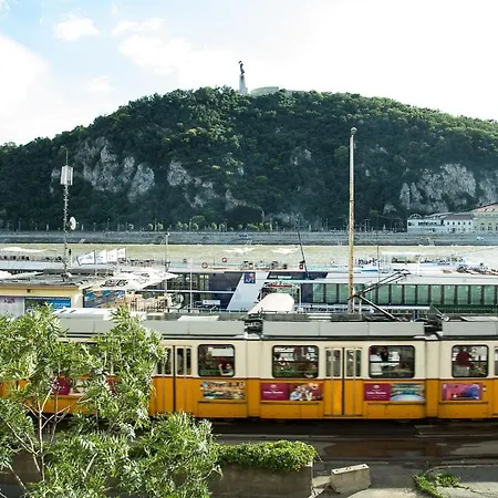 Pelicanstay At Riverside Danube Apartment
