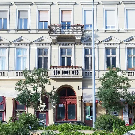 Pelicanstay At Riverside Danube Budapest